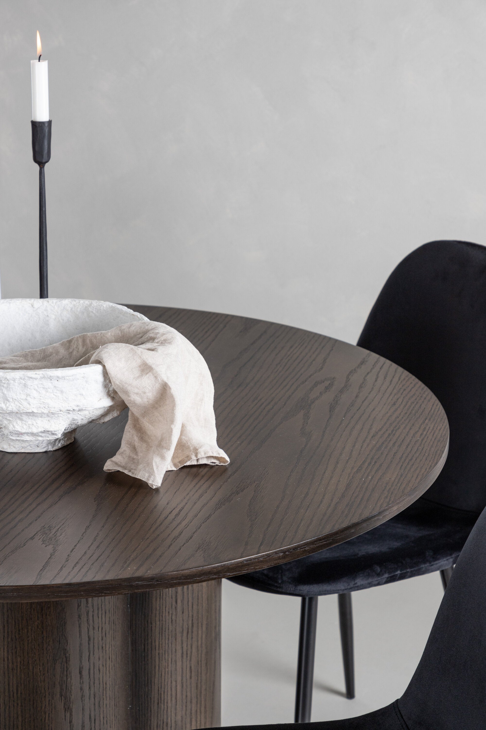 Olivia Esszimmer Set + Polar ⌀110cm/4St. in Schwarz präsentiert im Onlineshop von KAQTU Design AG. Esszimmerset ist von Venture Home