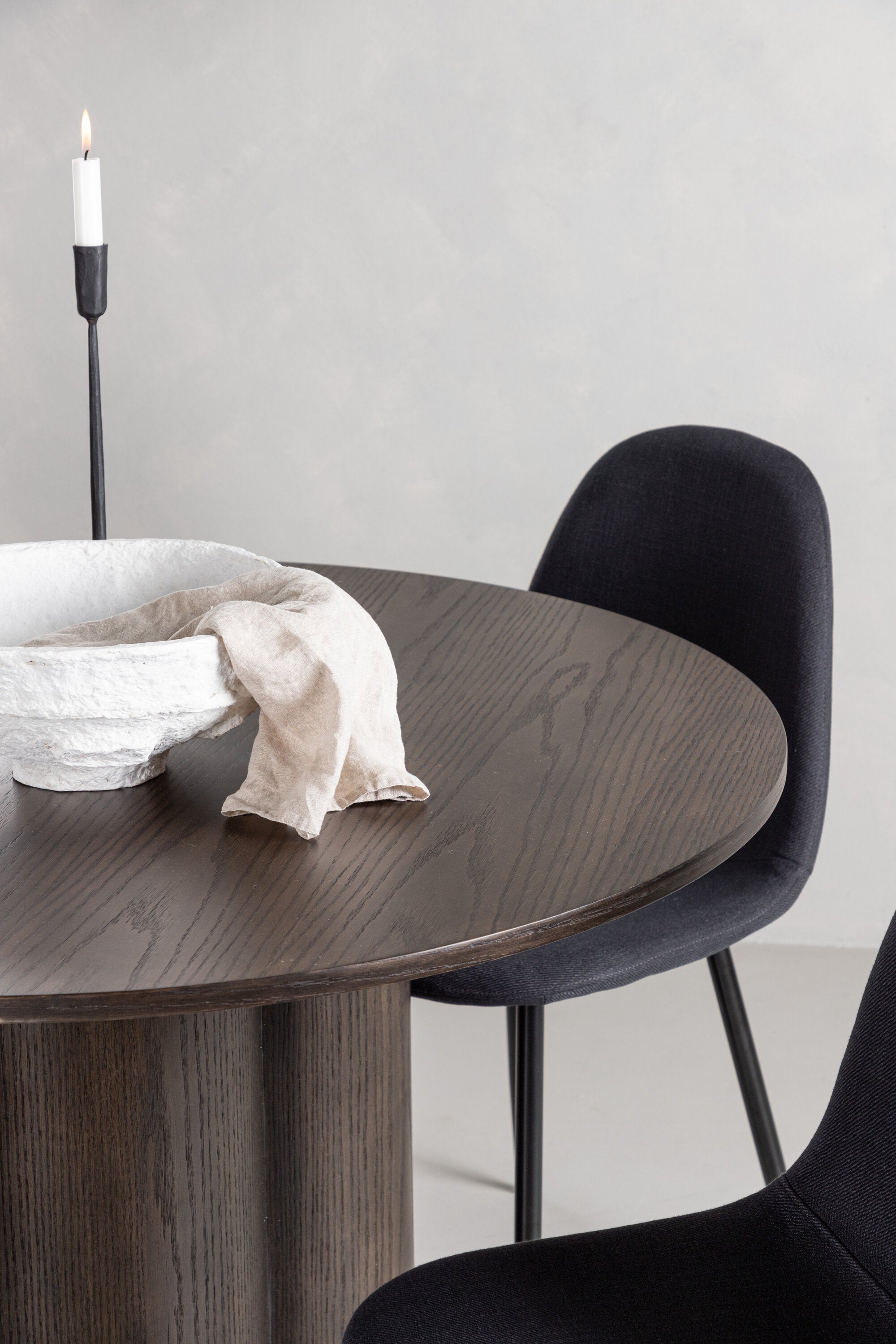Olivia Esszimmer Set + Polar ⌀110cm/4St. in Schwarz präsentiert im Onlineshop von KAQTU Design AG. Esszimmerset ist von Venture Home