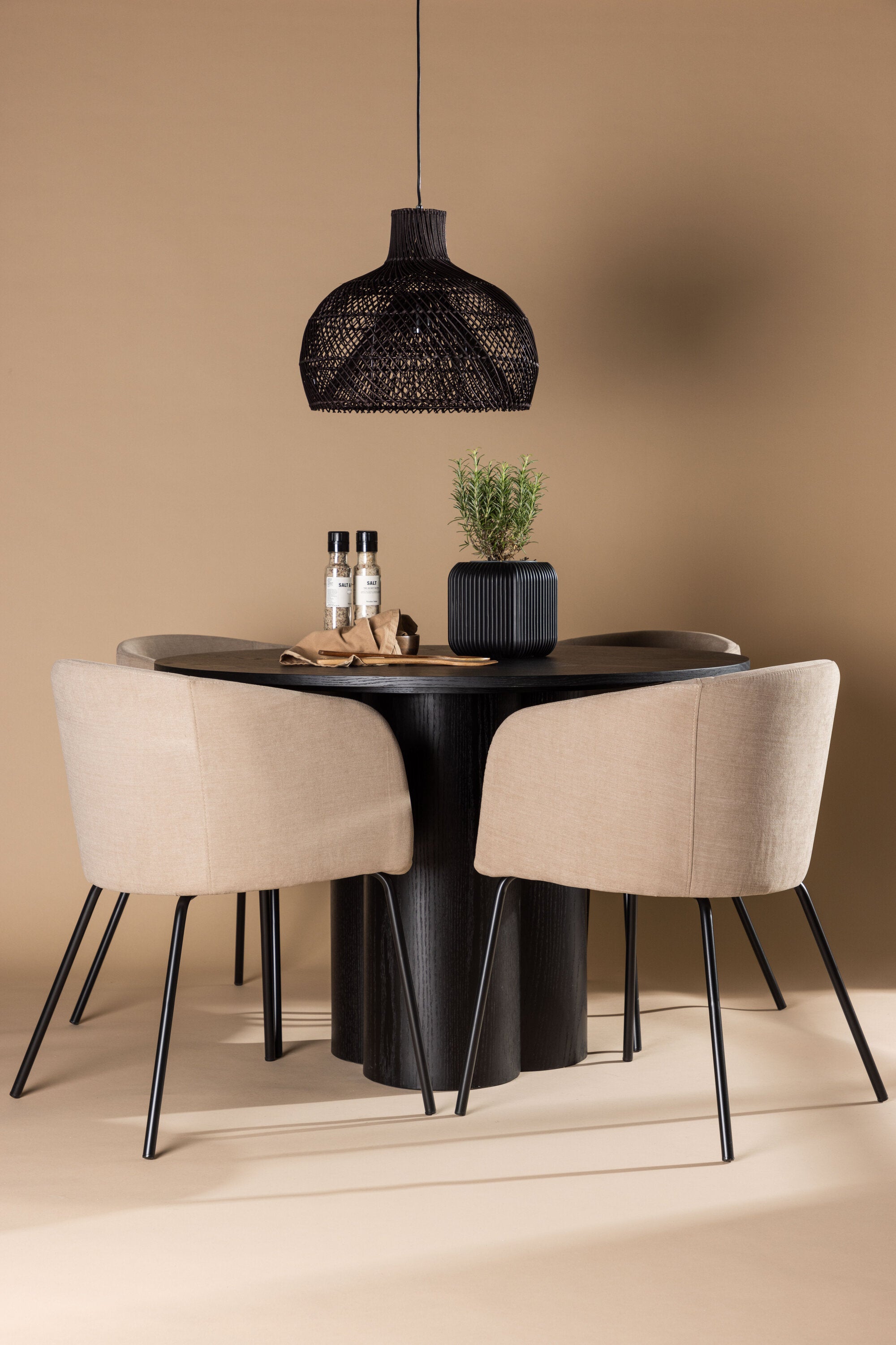 Olivia Esszimmer Set + Berit ⌀110cm/4St. in Beige / Schwarz präsentiert im Onlineshop von KAQTU Design AG. Esszimmerset ist von Venture Home