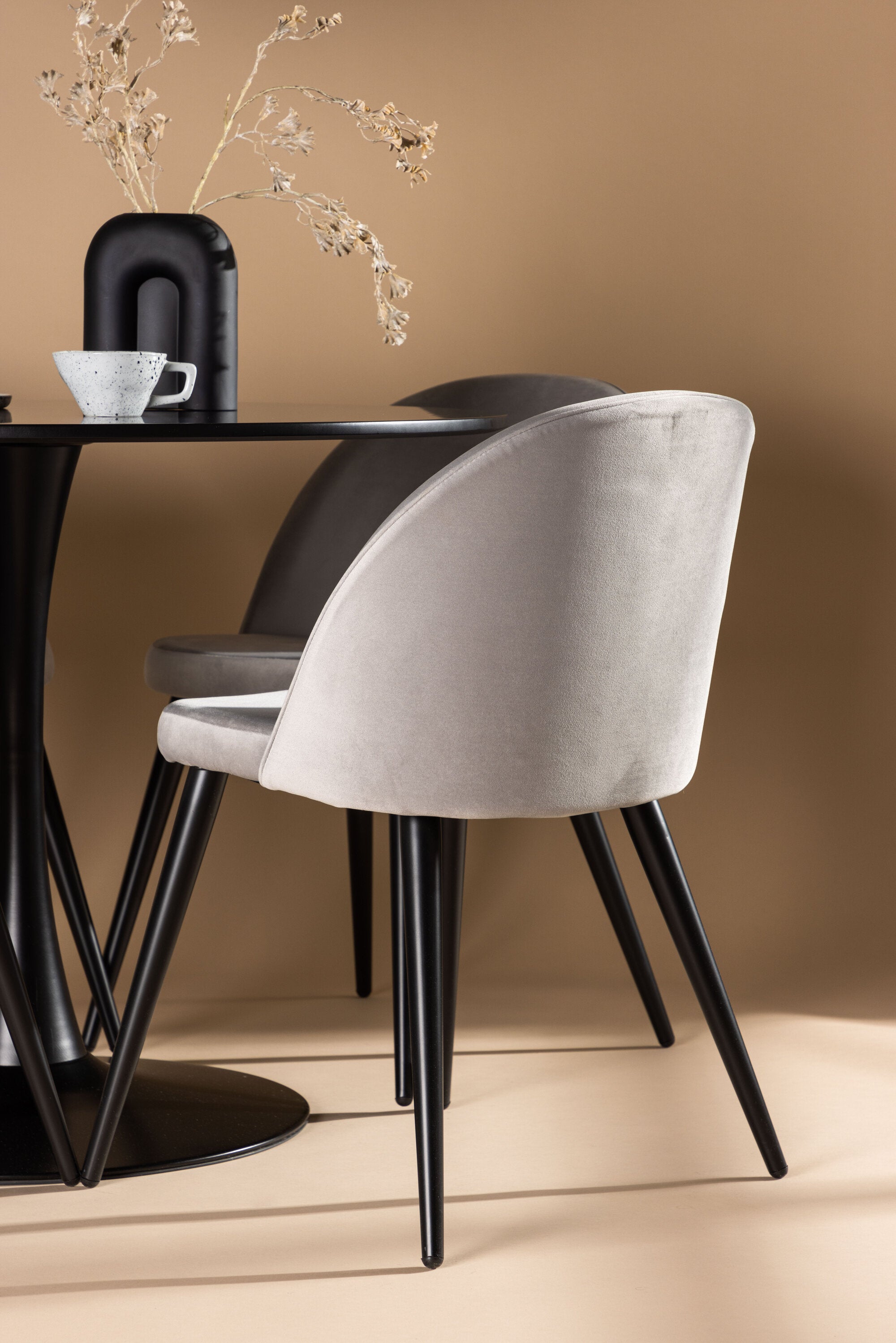 Glade Esszimmerset + Velvet ⌀100cm/4St. in Schwarzgrau präsentiert im Onlineshop von KAQTU Design AG. Esszimmerset ist von Venture Home
