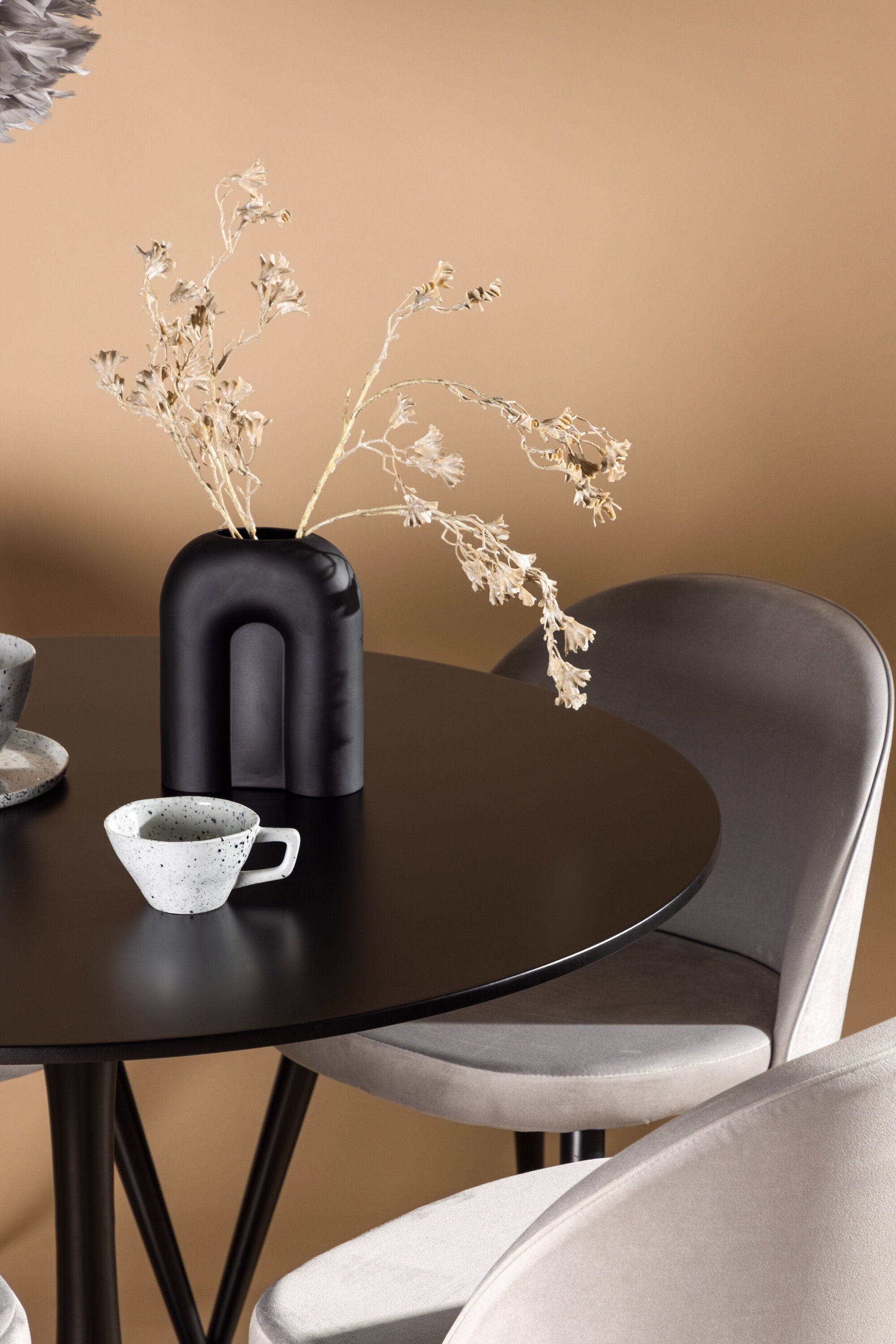 Glade Esszimmerset + Velvet ⌀100cm/4St. in Schwarzgrau präsentiert im Onlineshop von KAQTU Design AG. Esszimmerset ist von Venture Home