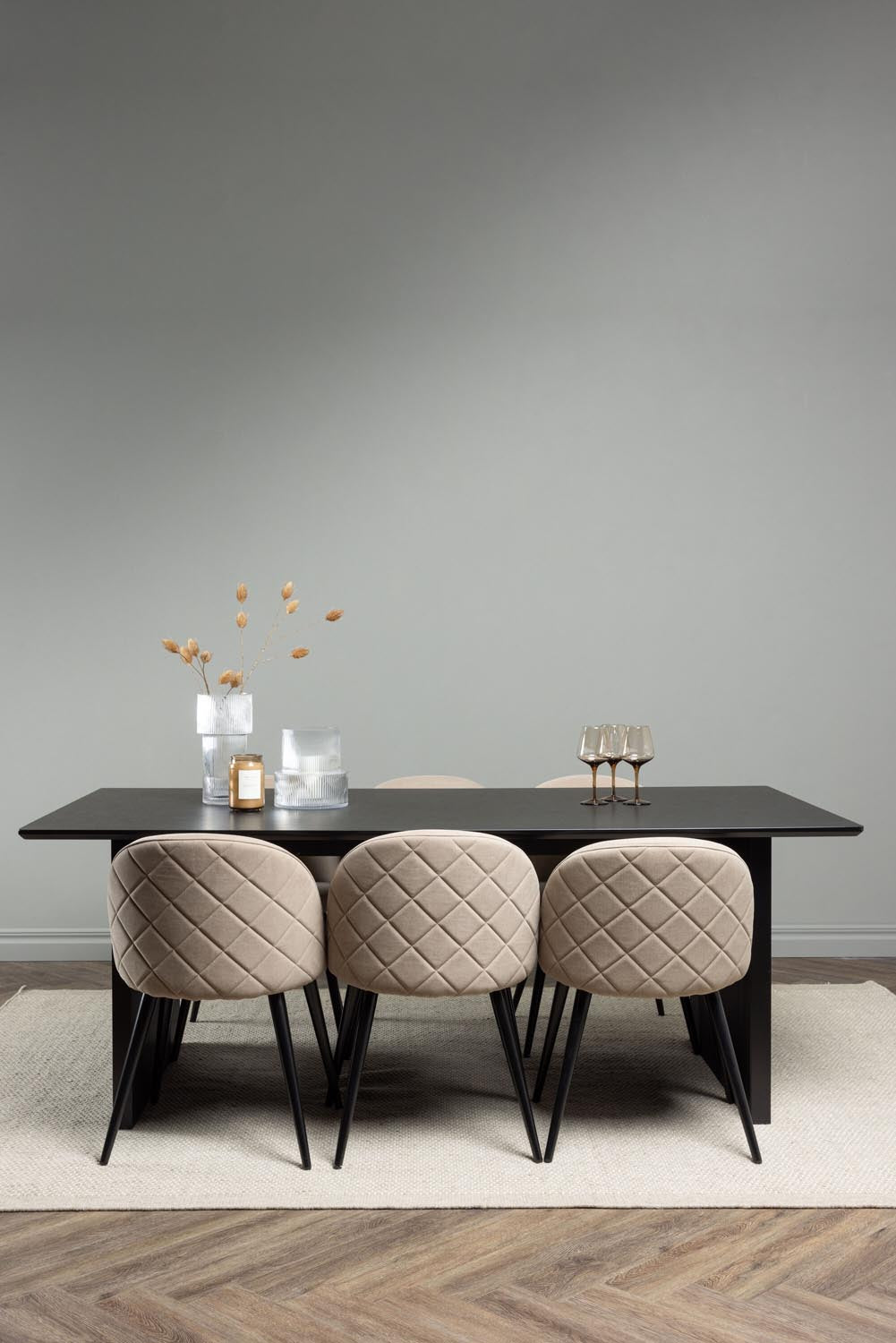 Vail Esszimmerset + Velvet 200cm/6St. in Beige, Schwarz präsentiert im Onlineshop von KAQTU Design AG. Esszimmerset ist von Venture Home