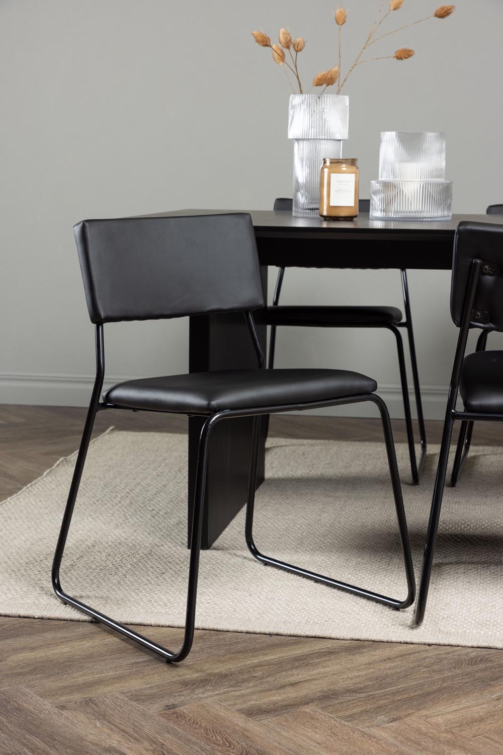 Vail Esstischset + Kenth 200cm/6St. in Schwarz präsentiert im Onlineshop von KAQTU Design AG. Esszimmerset ist von Venture Home