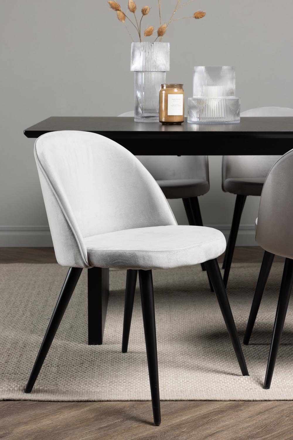 Vail Esszimmerset + Velvet 200cm/6St. in Schwarzgrau präsentiert im Onlineshop von KAQTU Design AG. Esszimmerset ist von Venture Home