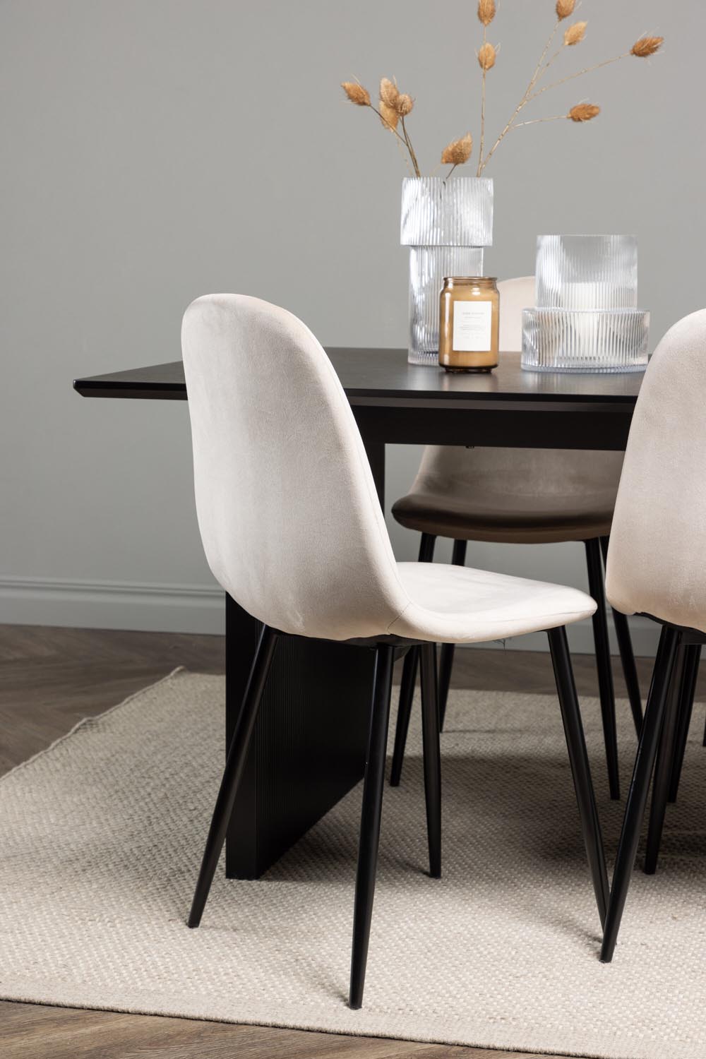 Vail Esszimmerset + Polar 200cm/6St. in Beige, Schwarz präsentiert im Onlineshop von KAQTU Design AG. Esszimmerset ist von Venture Home