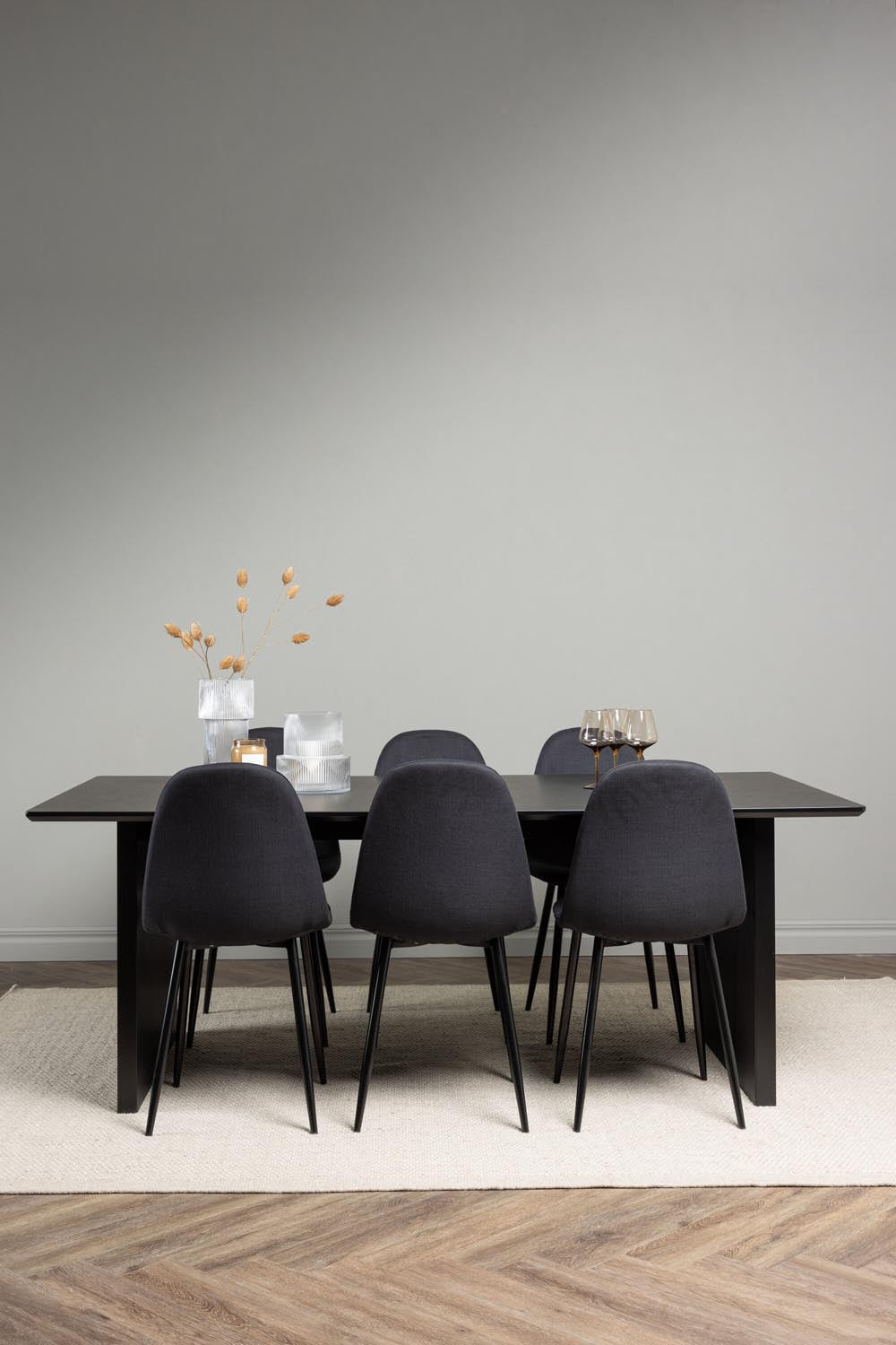 Vail Esszimmerset + Polar 200cm/6St. in Schwarz präsentiert im Onlineshop von KAQTU Design AG. Esszimmerset ist von Venture Home