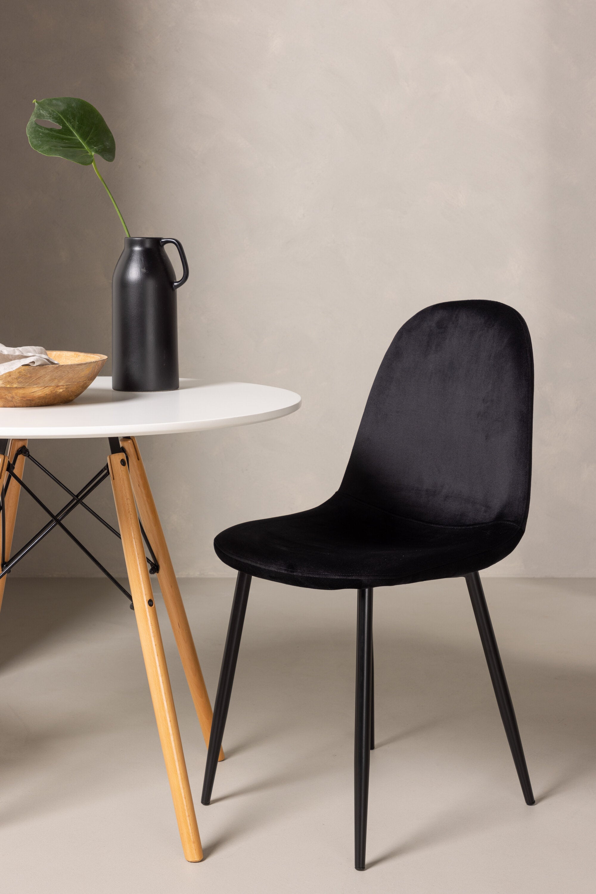 Danburi Esszimmerset + Polar ⌀60cm/2St. in Schwarz präsentiert im Onlineshop von KAQTU Design AG. Esszimmerset ist von Venture Home
