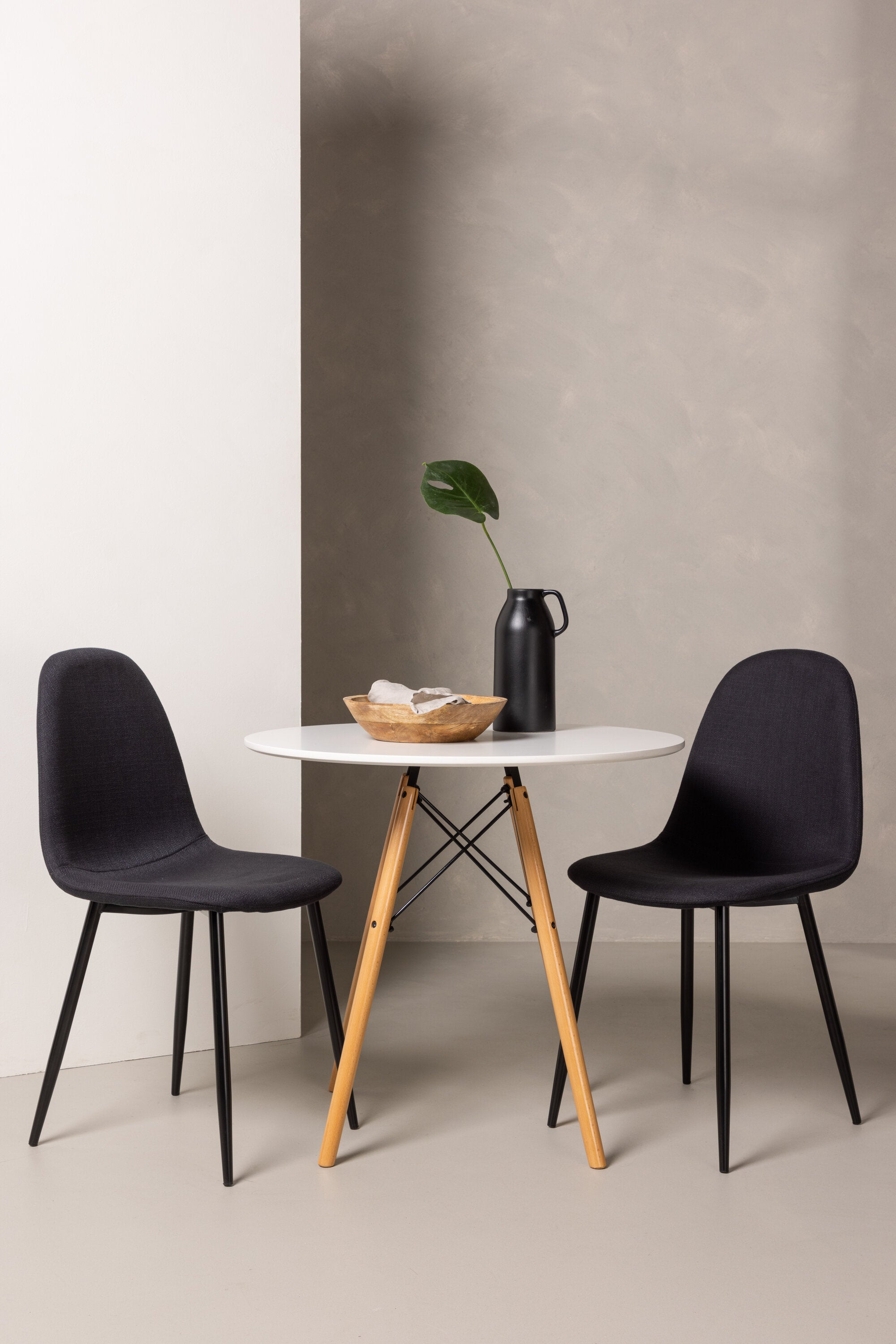 Danburi Esszimmerset + Polar ⌀60cm/2St. in Schwarz präsentiert im Onlineshop von KAQTU Design AG. Esszimmerset ist von Venture Home