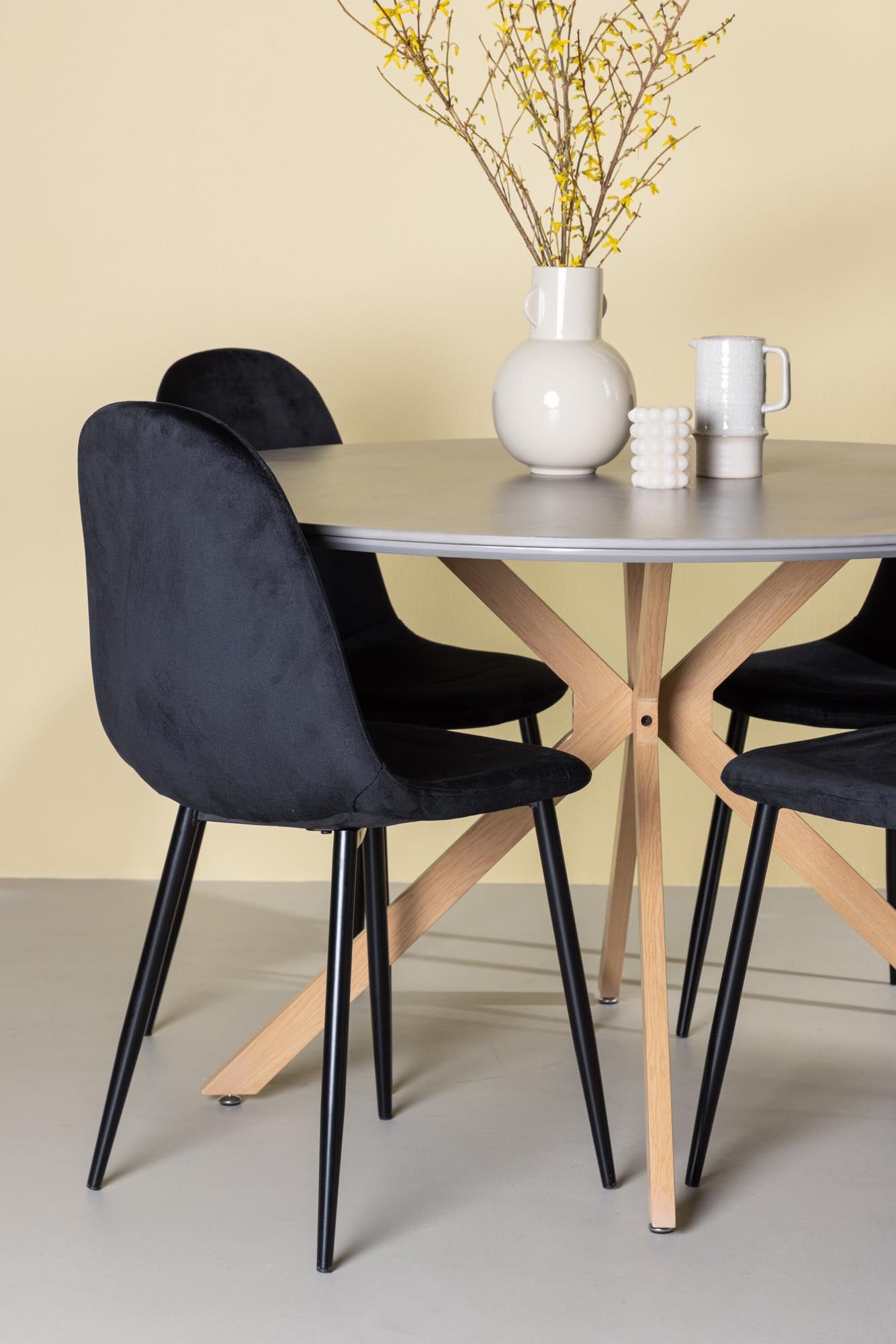 Moderner Piazza Esstisch mit 4 Polar Stühlen von Venture Home, ideal für stilvolle und zeitgemässe Esszimmer.