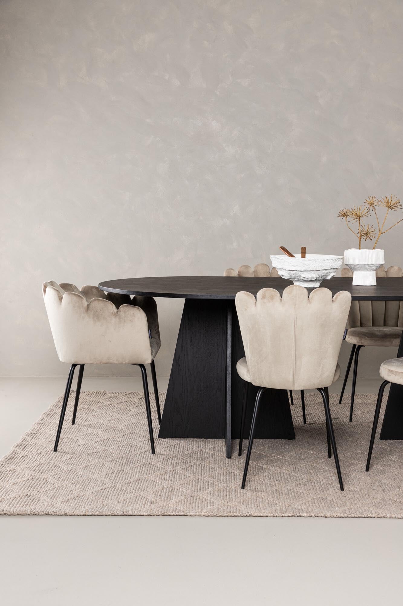 Stilvolles Bootcut Esszimmerset mit hochwertigem MDF-Tisch und luxuriösen Samtstühlen. Perfekt für gesellige Abende und modernes Wohnen.