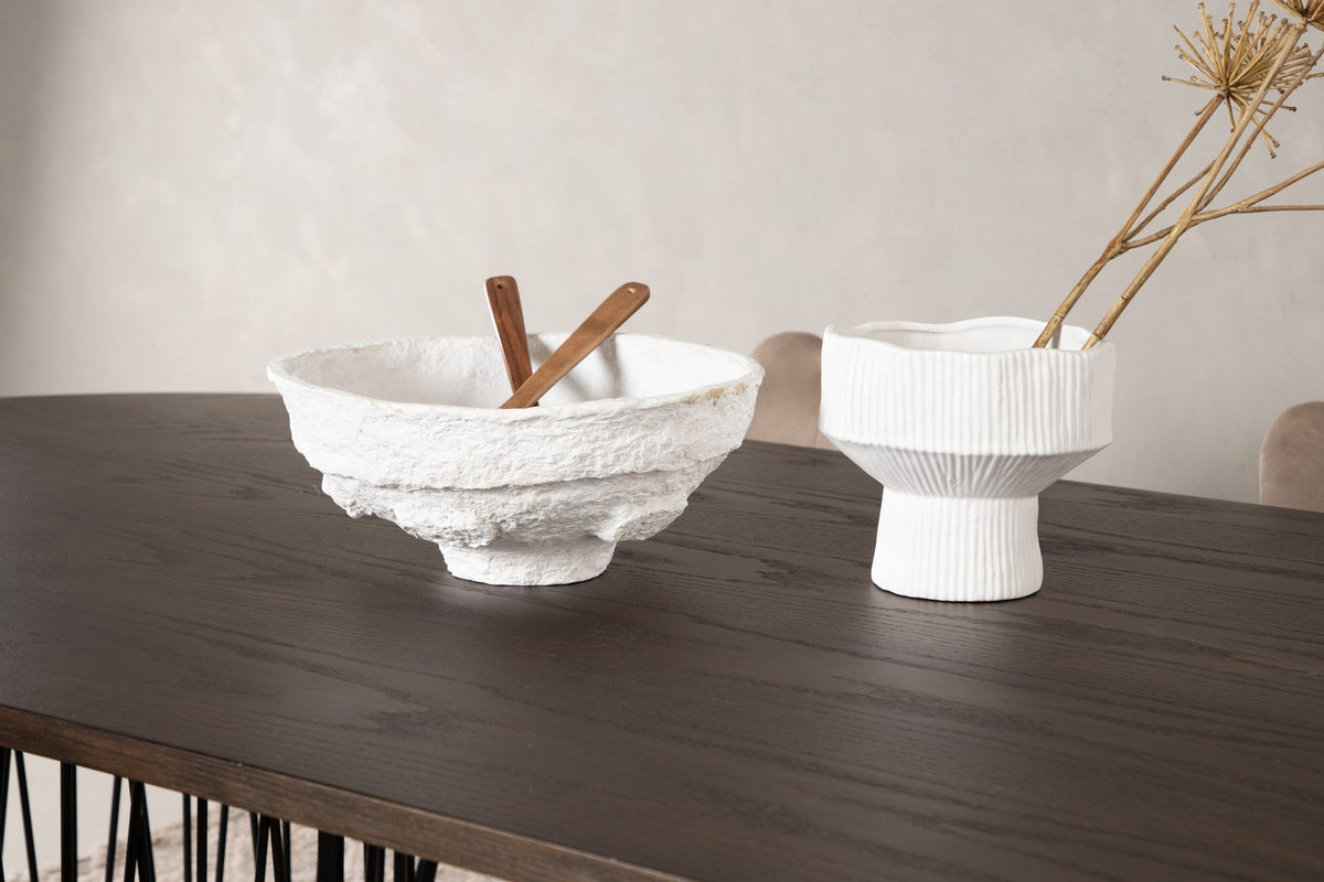 Ovaler Esstisch mit Tischplatte aus MDF mit Mocca-Furnier und schwarzem Metallgestell, umgeben von vier Limhamn-Stühlen mit beigem Samtbezug.