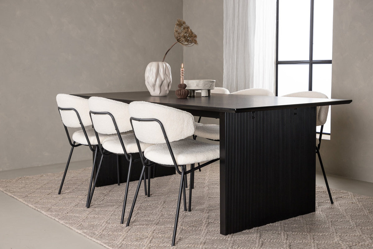 Esszimmerset aus rechteckigem MDF-Tisch in Rauchschwarz mit sechs Limhamn-Stühlen, beiger Samtbezug, muschelförmige Rückenlehne, schwarze Metallbeine.