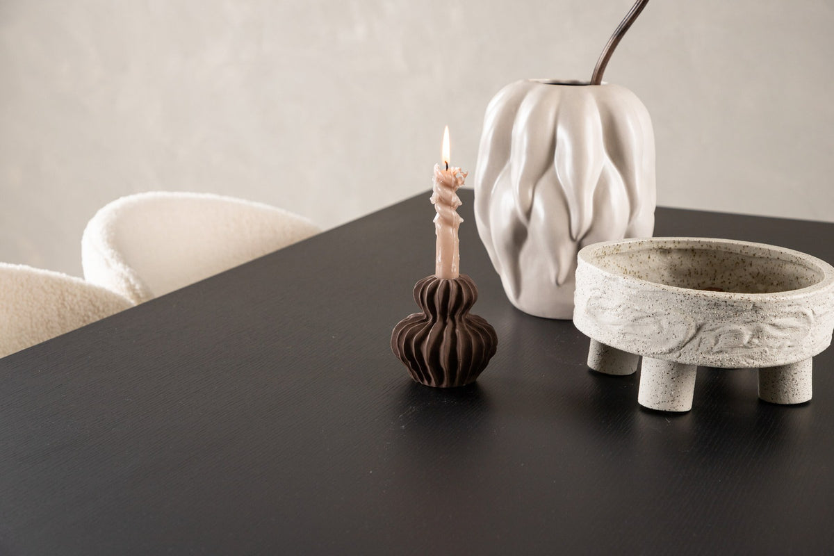 Esszimmerset aus rechteckigem MDF-Tisch in Rauchschwarz mit sechs Limhamn-Stühlen, beiger Samtbezug, muschelförmige Rückenlehne, schwarze Metallbeine.
