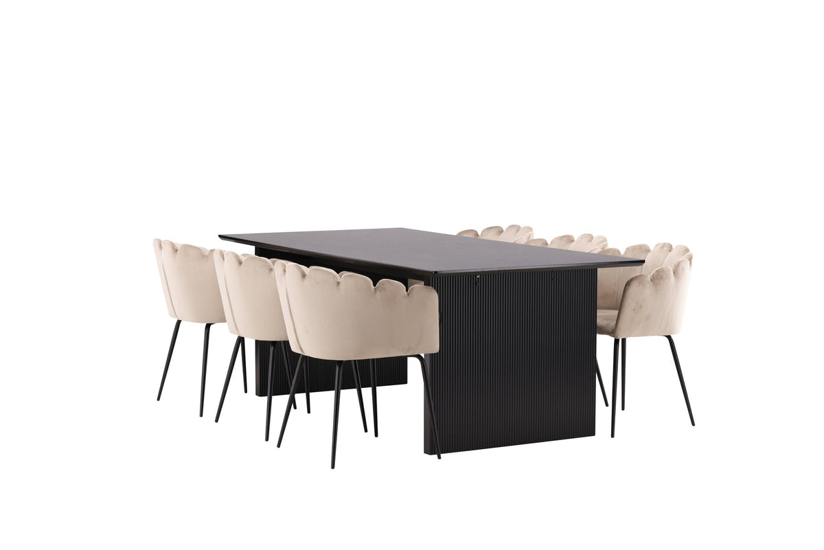 Esszimmerset aus rechteckigem MDF-Tisch in Rauchschwarz mit sechs Limhamn-Stühlen, beiger Samtbezug, muschelförmige Rückenlehne, schwarze Metallbeine.