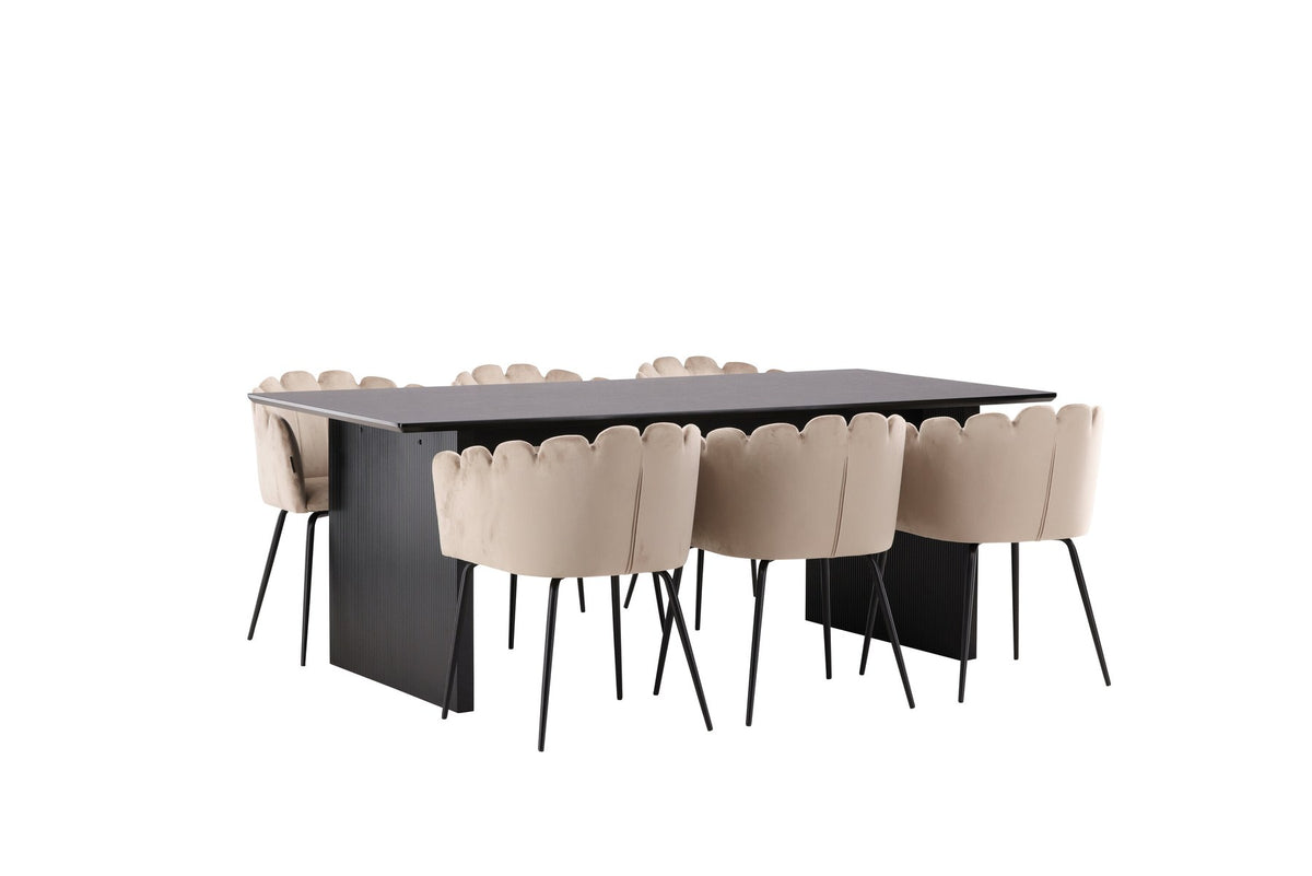 Esszimmerset aus rechteckigem MDF-Tisch in Rauchschwarz mit sechs Limhamn-Stühlen, beiger Samtbezug, muschelförmige Rückenlehne, schwarze Metallbeine.