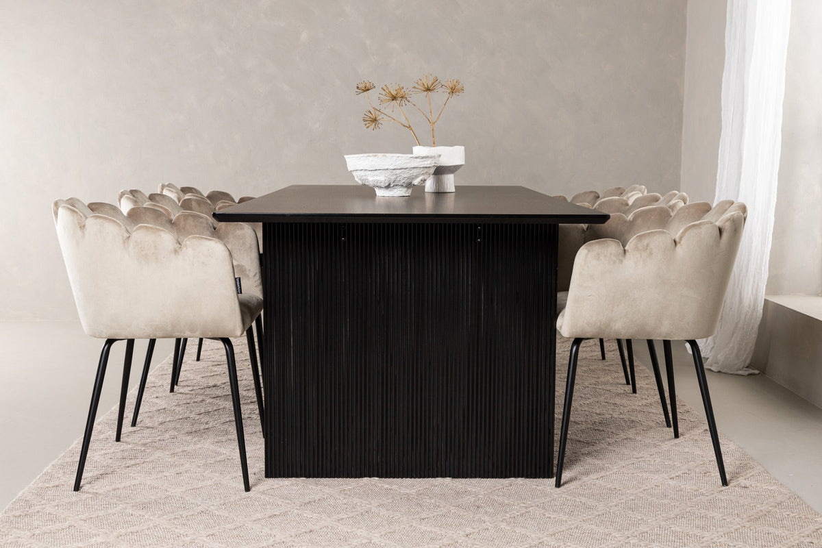 Esszimmerset aus rechteckigem MDF-Tisch in Rauchschwarz mit sechs Limhamn-Stühlen, beiger Samtbezug, muschelförmige Rückenlehne, schwarze Metallbeine.