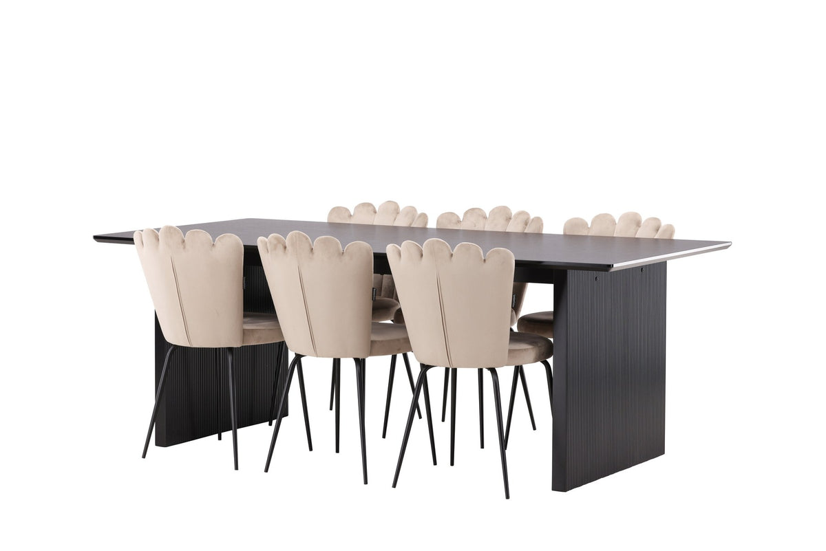 Esszimmerset aus rechteckigem MDF-Tisch in Rauchschwarz mit sechs Limhamn-Stühlen, beiger Samtbezug, muschelförmige Rückenlehne, schwarze Metallbeine.