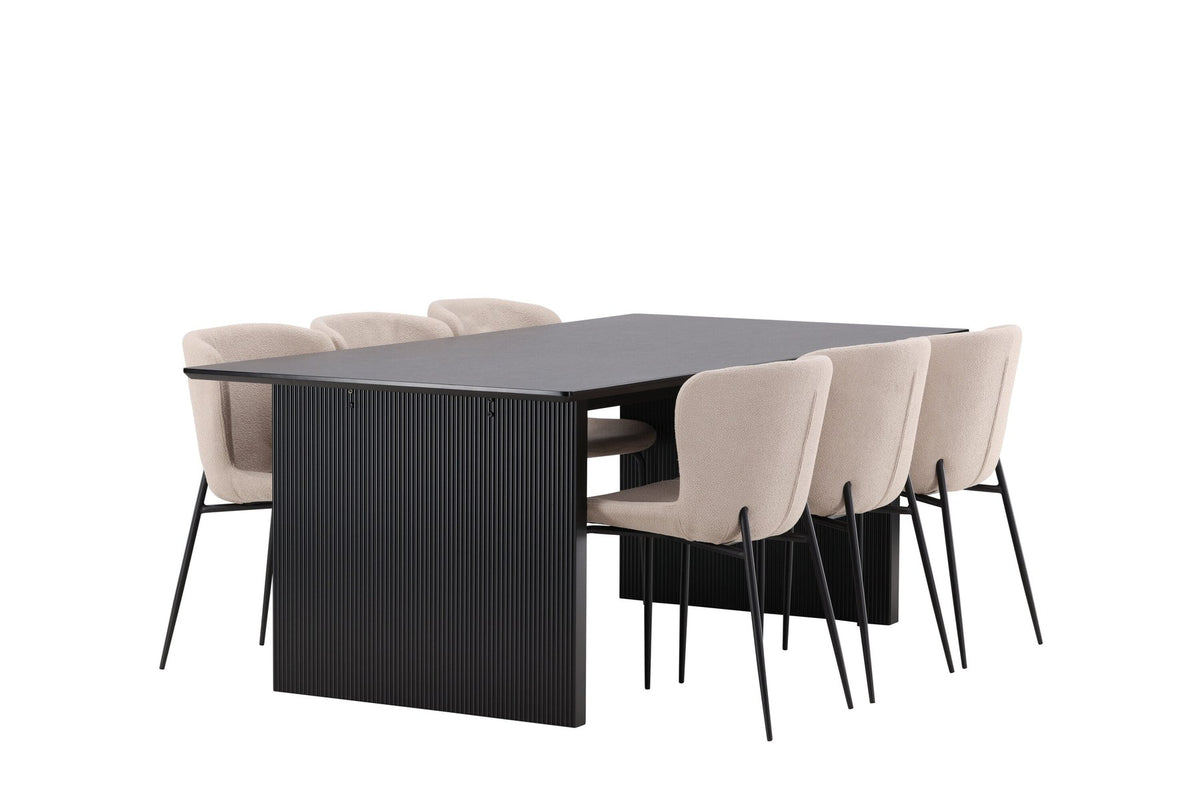 Esszimmerset aus rechteckigem MDF-Tisch in Rauchschwarz mit sechs Limhamn-Stühlen, beiger Samtbezug, muschelförmige Rückenlehne, schwarze Metallbeine.