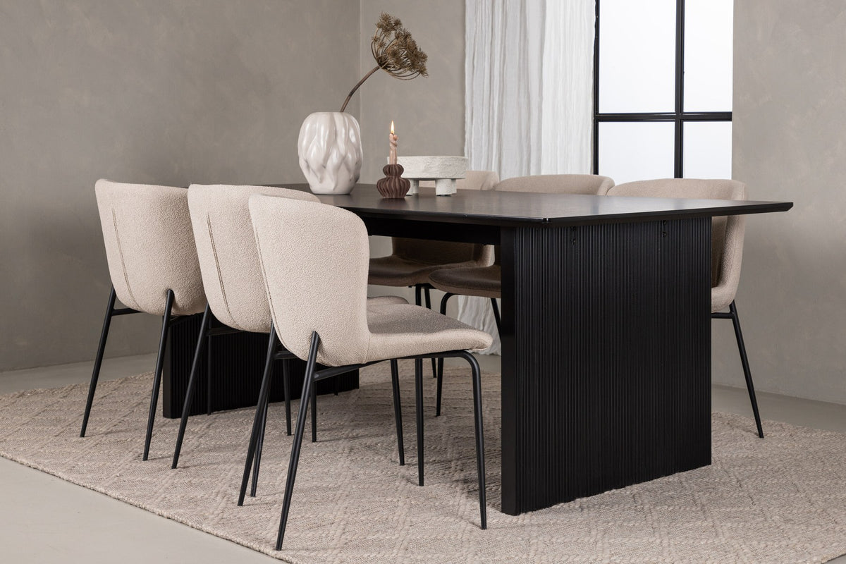 Esszimmerset aus rechteckigem MDF-Tisch in Rauchschwarz mit sechs Limhamn-Stühlen, beiger Samtbezug, muschelförmige Rückenlehne, schwarze Metallbeine.