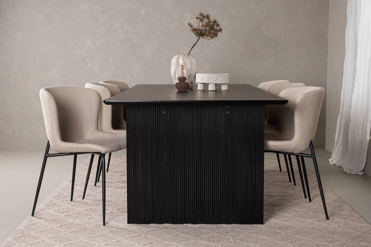 Esszimmerset aus rechteckigem MDF-Tisch in Rauchschwarz mit sechs Limhamn-Stühlen, beiger Samtbezug, muschelförmige Rückenlehne, schwarze Metallbeine.