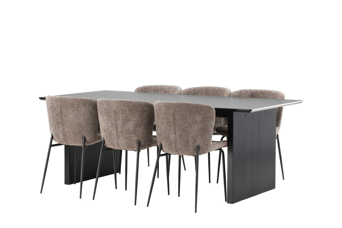 Esszimmerset aus rechteckigem MDF-Tisch in Rauchschwarz mit sechs Limhamn-Stühlen, beiger Samtbezug, muschelförmige Rückenlehne, schwarze Metallbeine.