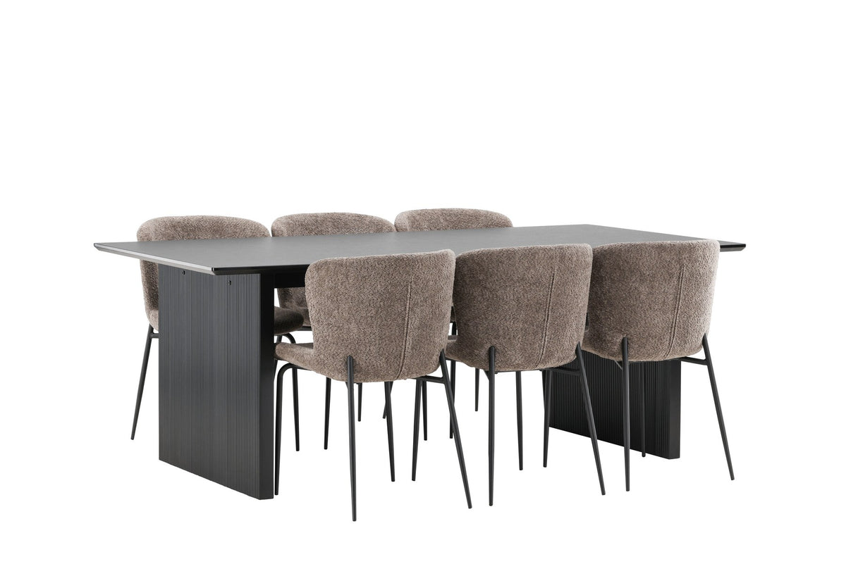 Esszimmerset aus rechteckigem MDF-Tisch in Rauchschwarz mit sechs Limhamn-Stühlen, beiger Samtbezug, muschelförmige Rückenlehne, schwarze Metallbeine.