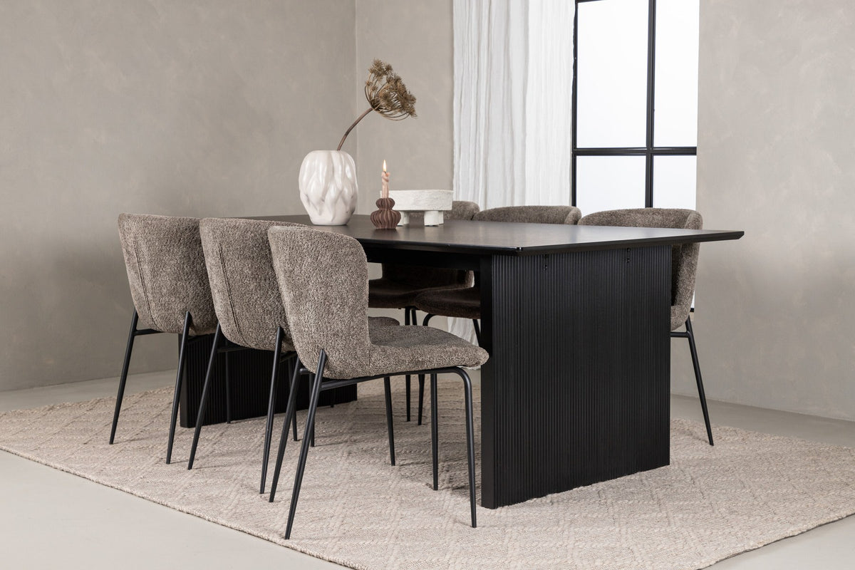 Esszimmerset aus rechteckigem MDF-Tisch in Rauchschwarz mit sechs Limhamn-Stühlen, beiger Samtbezug, muschelförmige Rückenlehne, schwarze Metallbeine.
