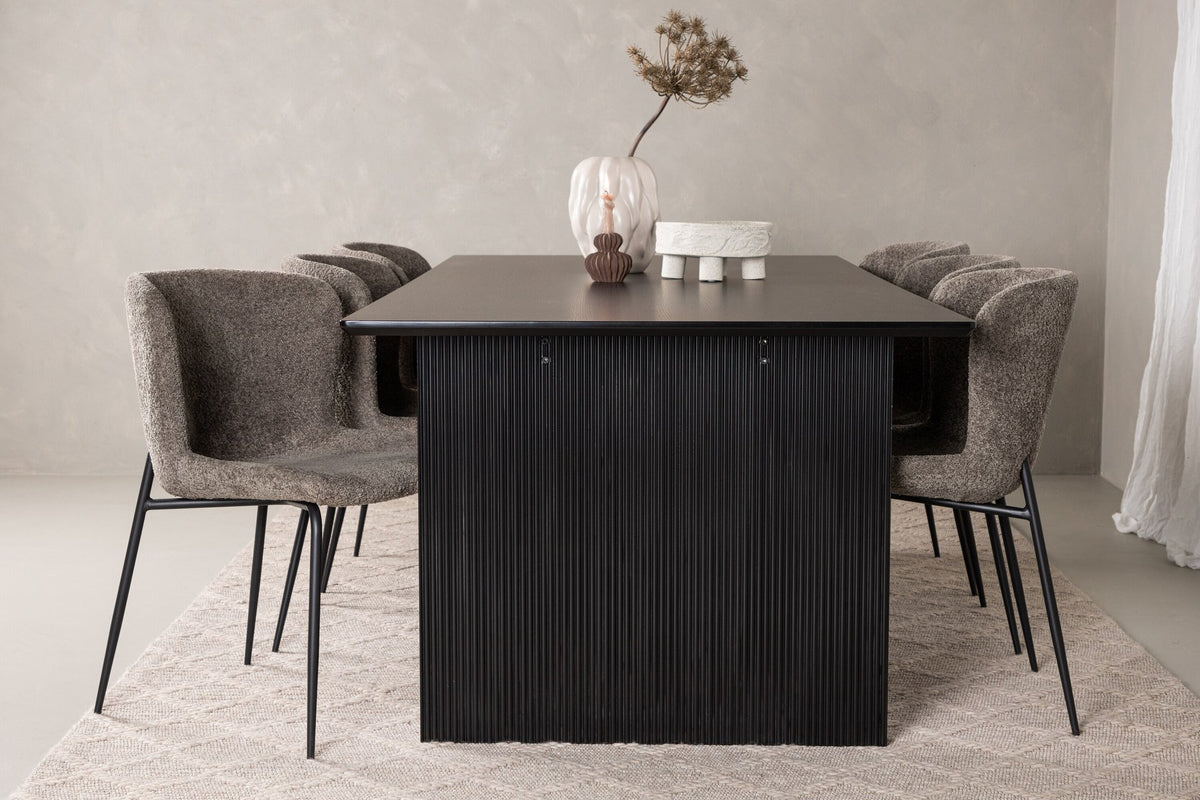 Esszimmerset aus rechteckigem MDF-Tisch in Rauchschwarz mit sechs Limhamn-Stühlen, beiger Samtbezug, muschelförmige Rückenlehne, schwarze Metallbeine.