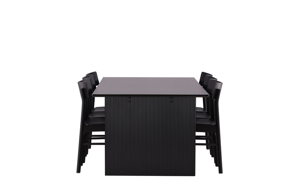 Esszimmerset aus rechteckigem MDF-Tisch in Rauchschwarz mit sechs Limhamn-Stühlen, beiger Samtbezug, muschelförmige Rückenlehne, schwarze Metallbeine.