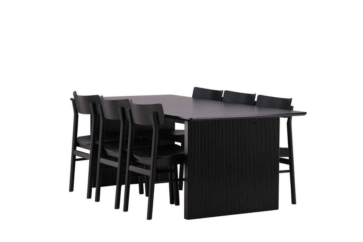 Esszimmerset aus rechteckigem MDF-Tisch in Rauchschwarz mit sechs Limhamn-Stühlen, beiger Samtbezug, muschelförmige Rückenlehne, schwarze Metallbeine.