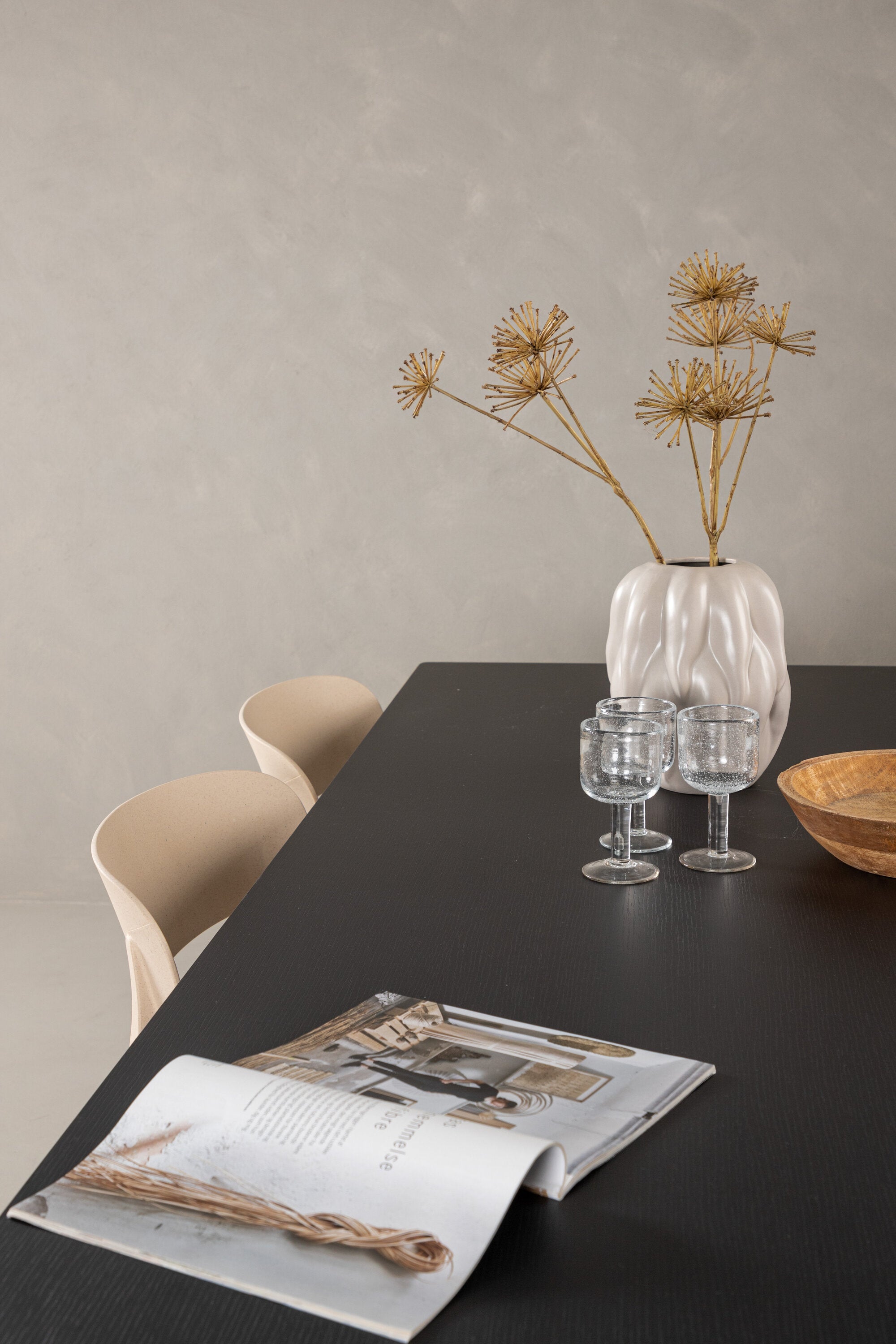 Vail Esstisch + 6 x Åstol Esszimmerstuhl in  präsentiert im Onlineshop von KAQTU Design AG. Esszimmerset ist von Venture Home