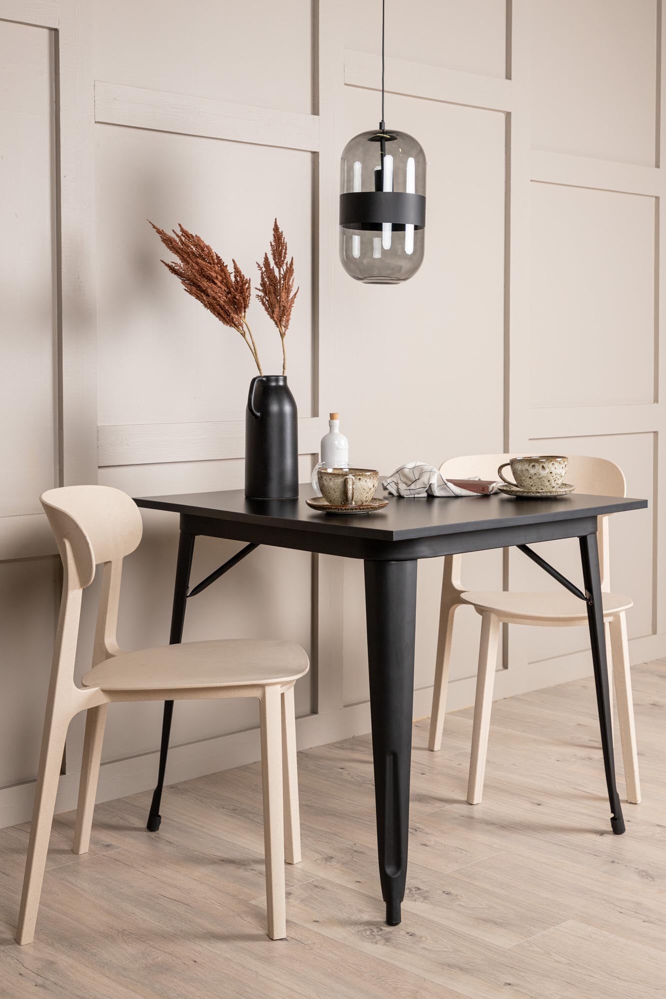 Moderner Tempe Tisch mit Åstol Stühlen für zeitloses Esszimmerdesign.