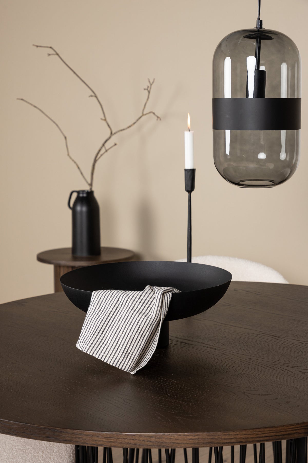 Rundes Esszimmerset mit Steinlook-Tisch aus MDF und Mocca-Furnier, schwarzem Metallgestell und vier Limhamn-Stühlen mit beigem Samtbezug.