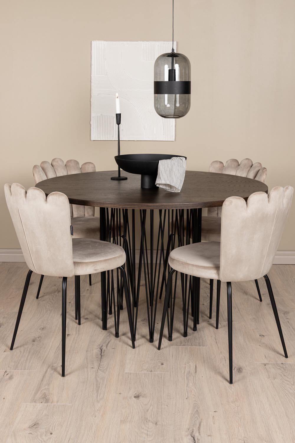 Rundes Esszimmerset mit Steinlook-Tisch aus MDF und Mocca-Furnier, schwarzem Metallgestell und vier Limhamn-Stühlen mit beigem Samtbezug.