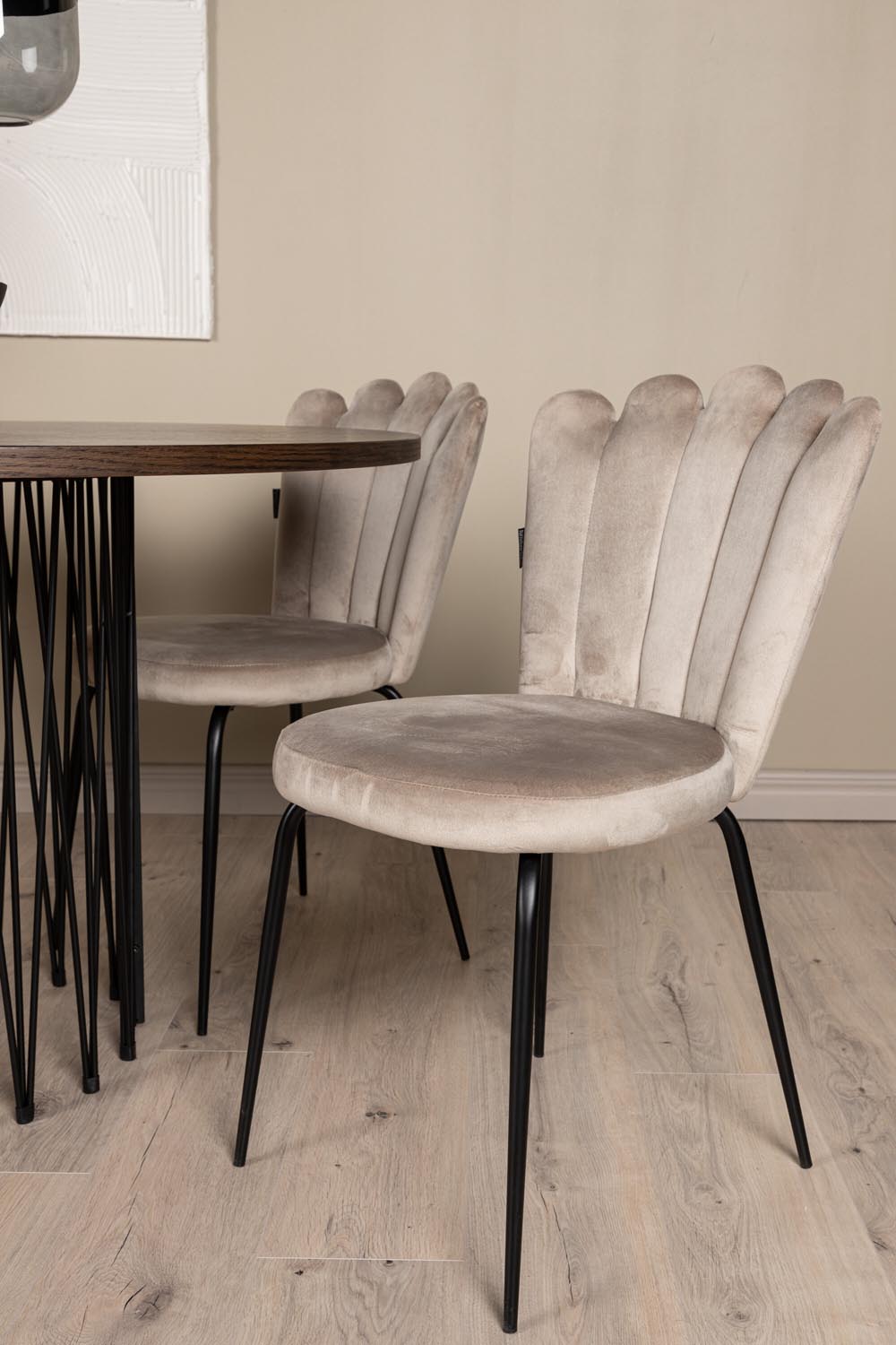 Rundes Esszimmerset mit Steinlook-Tisch aus MDF und Mocca-Furnier, schwarzem Metallgestell und vier Limhamn-Stühlen mit beigem Samtbezug.