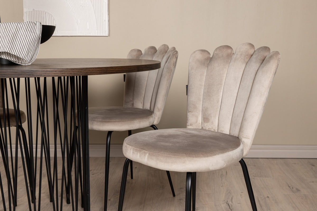 Rundes Esszimmerset mit Steinlook-Tisch aus MDF und Mocca-Furnier, schwarzem Metallgestell und vier Limhamn-Stühlen mit beigem Samtbezug.