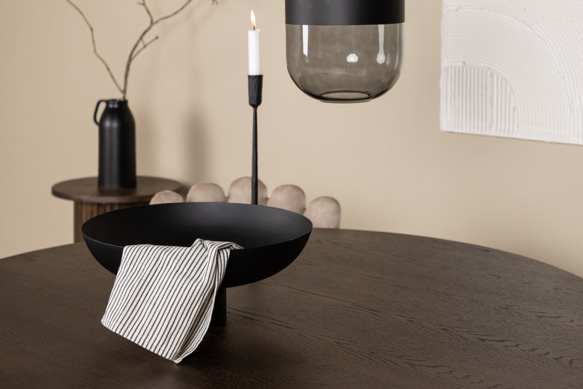 Rundes Esszimmerset mit Steinlook-Tisch aus MDF und Mocca-Furnier, schwarzem Metallgestell und vier Limhamn-Stühlen mit beigem Samtbezug.
