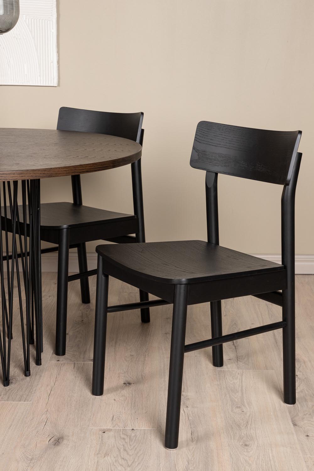 Rundes Esszimmerset mit Steinlook-Tisch aus MDF und Mocca-Furnier, schwarzem Metallgestell und vier Limhamn-Stühlen mit beigem Samtbezug.