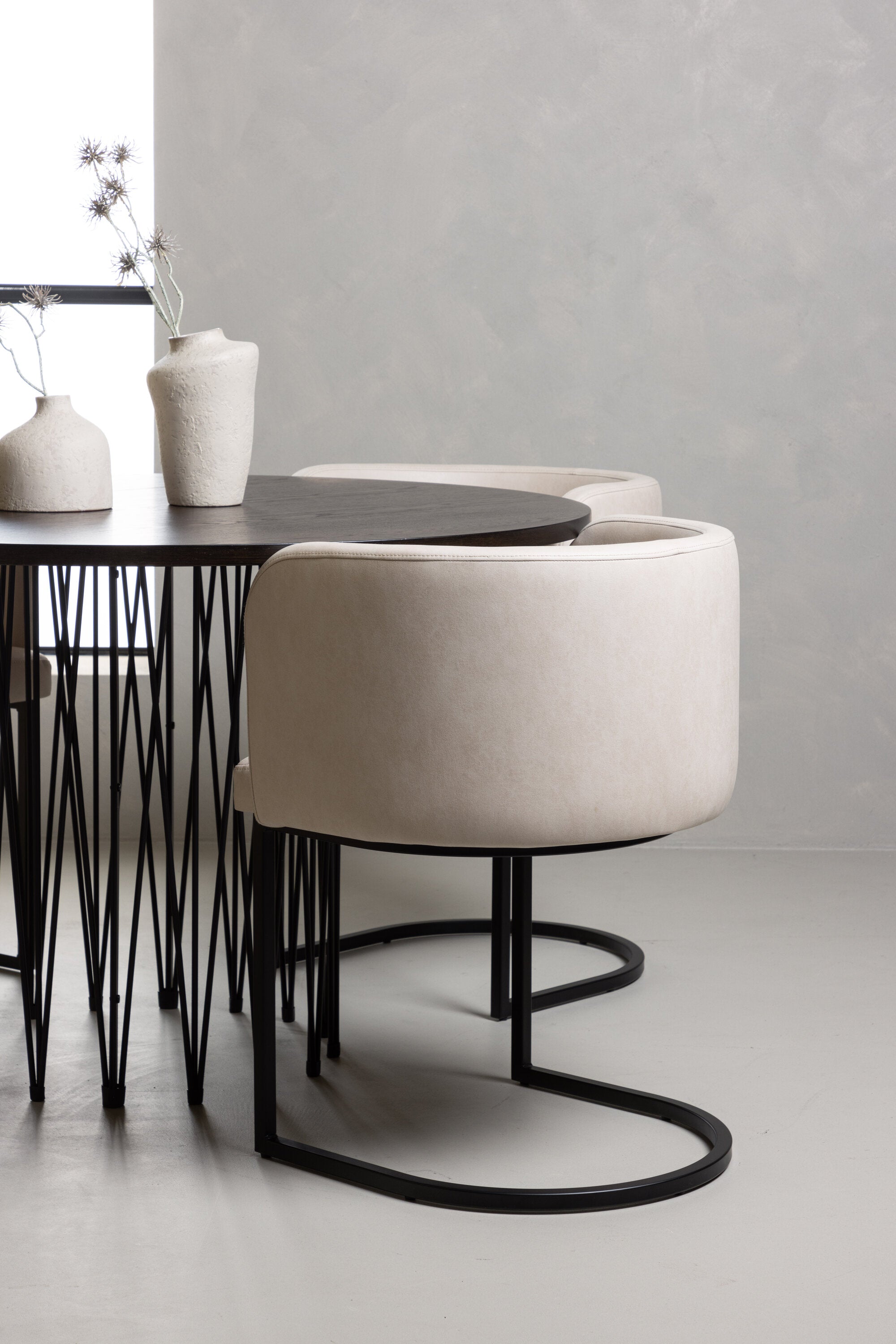 Stone Esszimmerset + Simrishamn ⌀120cm/4St. in Beige, Schwarz präsentiert im Onlineshop von KAQTU Design AG. Esszimmerset ist von Venture Home