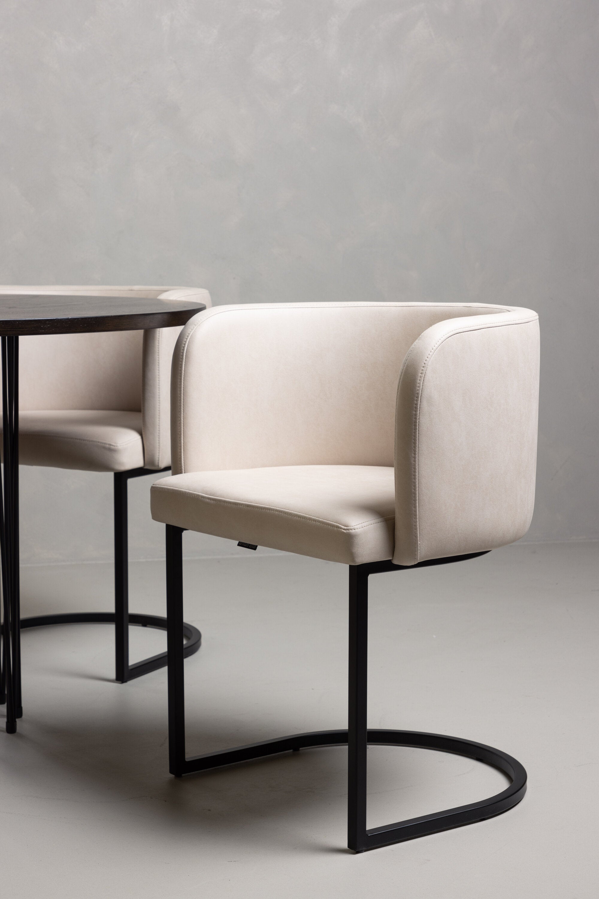Stone Esszimmerset + Simrishamn ⌀120cm/4St. in Beige, Schwarz präsentiert im Onlineshop von KAQTU Design AG. Esszimmerset ist von Venture Home