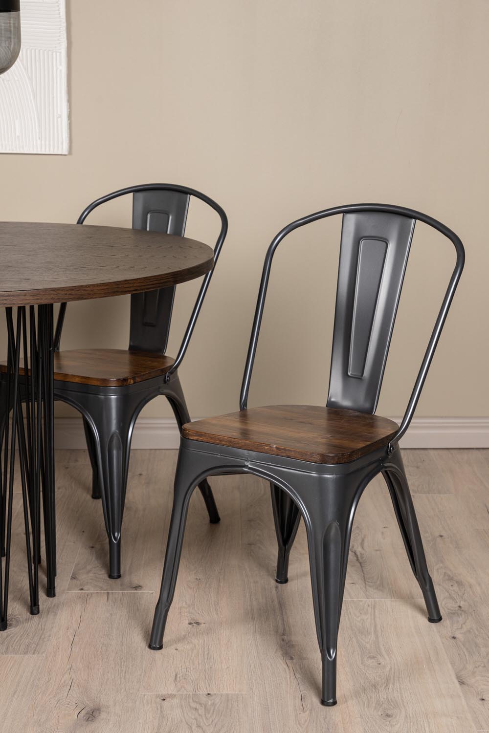 Rundes Esszimmerset mit Steinlook-Tisch aus MDF und Mocca-Furnier, schwarzem Metallgestell und vier Limhamn-Stühlen mit beigem Samtbezug.