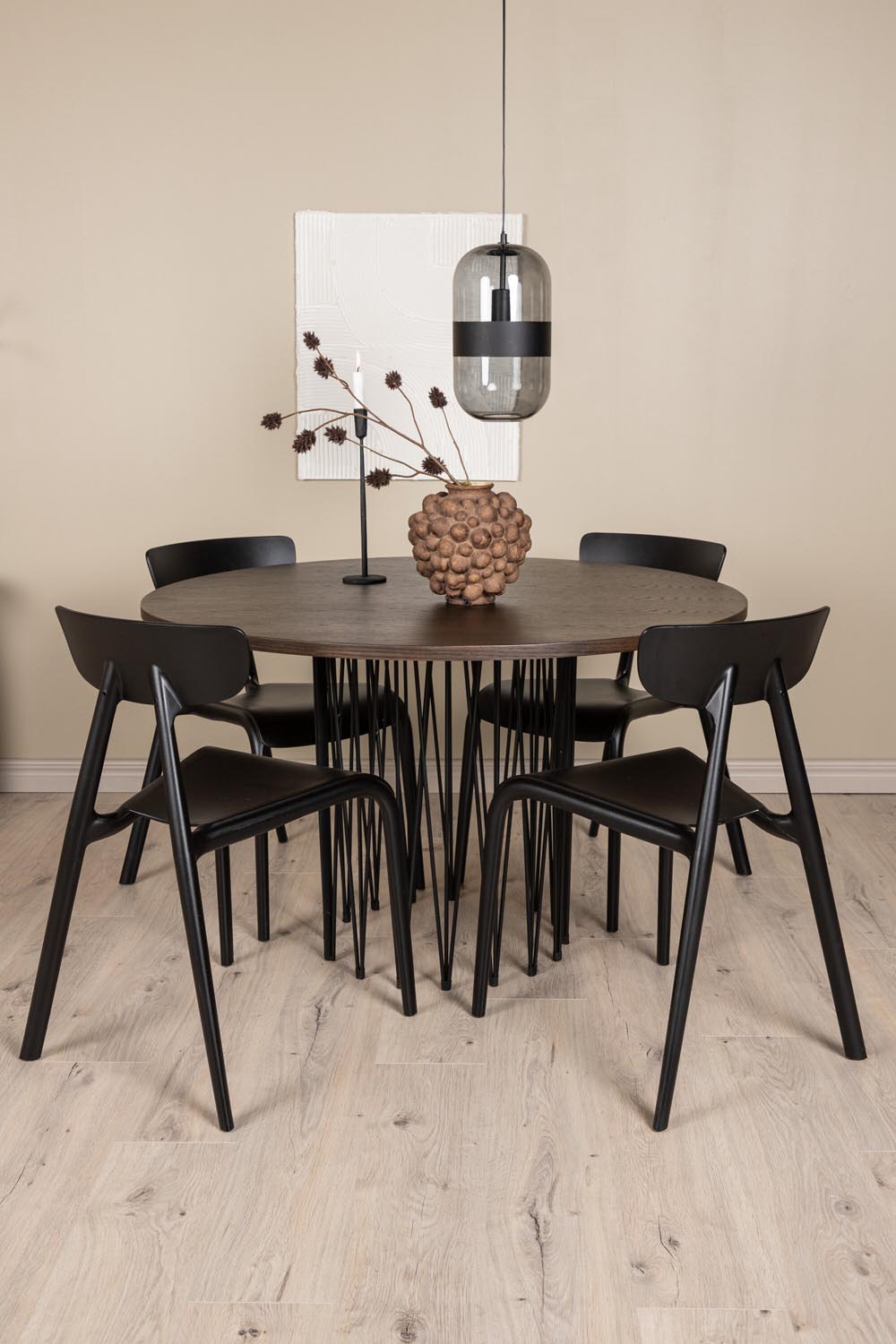 Rundes Esszimmerset mit Steinlook-Tisch aus MDF und Mocca-Furnier, schwarzem Metallgestell und vier Limhamn-Stühlen mit beigem Samtbezug.
