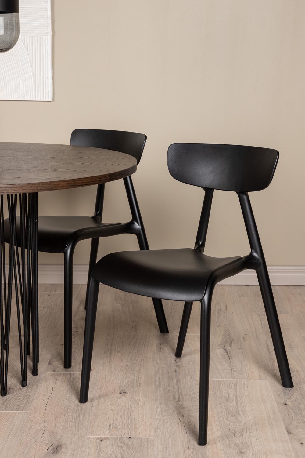 Rundes Esszimmerset mit Steinlook-Tisch aus MDF und Mocca-Furnier, schwarzem Metallgestell und vier Limhamn-Stühlen mit beigem Samtbezug.