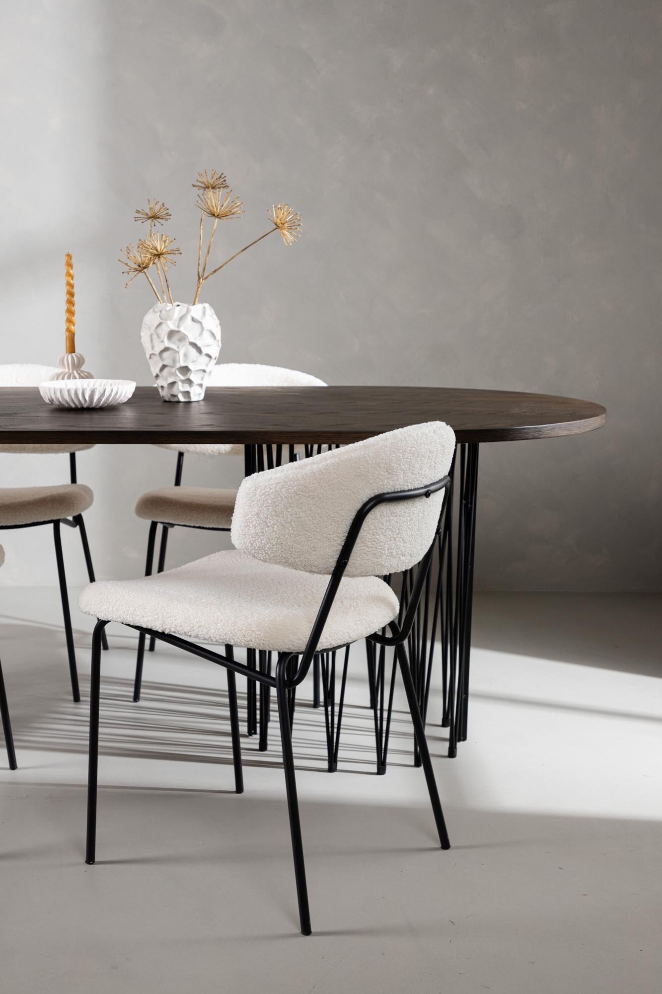 Elegantes Stone Esszimmerset mit 220 cm Tisch und 4 Chico-Stühlen. Ideal für moderne Esszimmer, vereint Komfort und skandinavischen Stil.