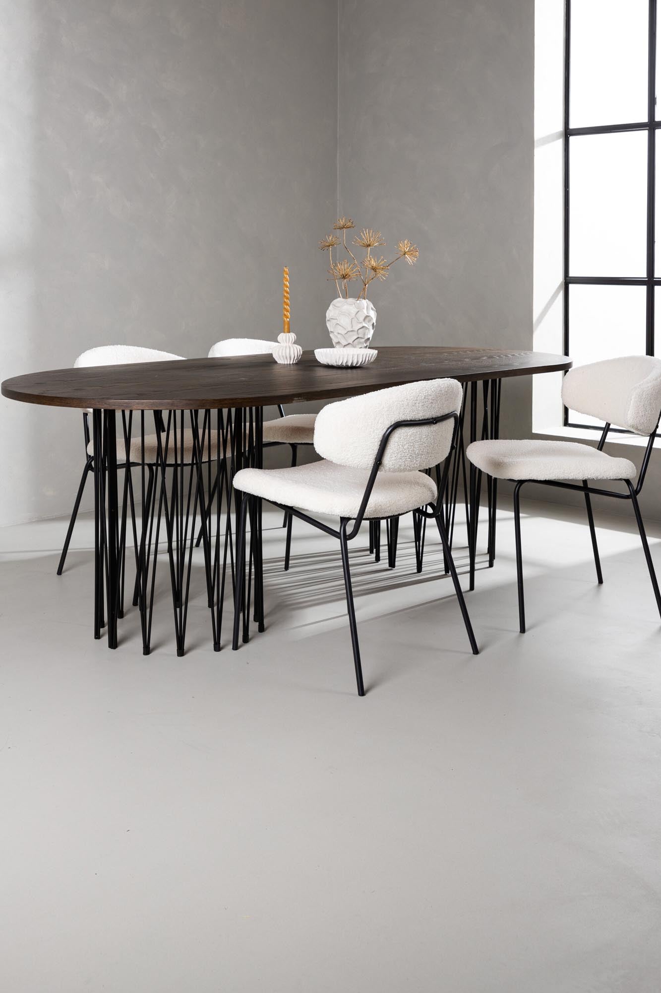 Stilvolles Stone Esszimmerset mit ovalem 220 cm Tisch und 4 bequemen Chico-Stühlen. Perfekt für einladende Esszimmer im skandinavischen Design.