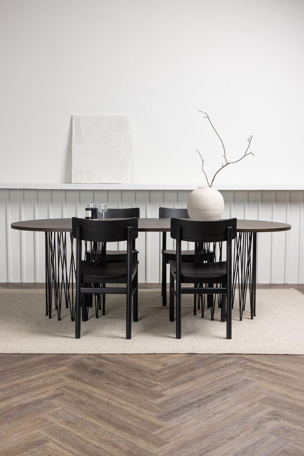 Stone oval Esstisch + 4 x Montros Esszimmerstuhl in Schwarz präsentiert im Onlineshop von KAQTU Design AG. Esszimmerset ist von Venture Home