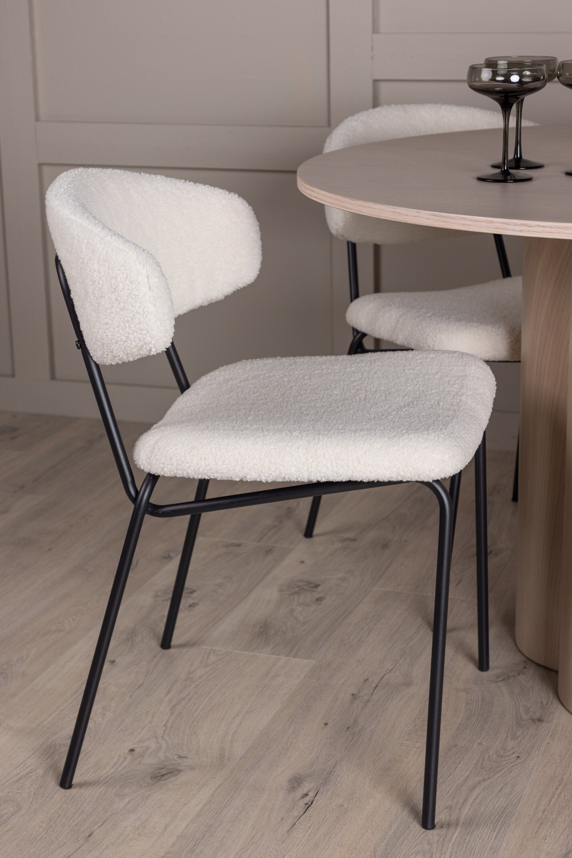 Olivia Esszimmer Set + Chico ⌀110cm/4St. in Natur / Weiss präsentiert im Onlineshop von KAQTU Design AG. Esszimmerset ist von Venture Home