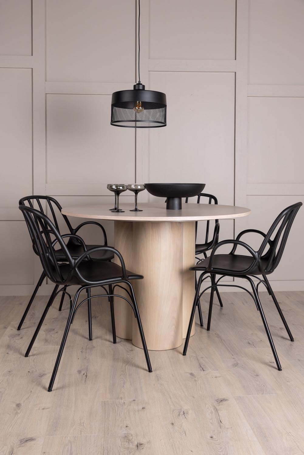 Olivia Esszimmerset + Dyrön ⌀110cm/4St. in Schwarz präsentiert im Onlineshop von KAQTU Design AG. Esszimmerset ist von Venture Home