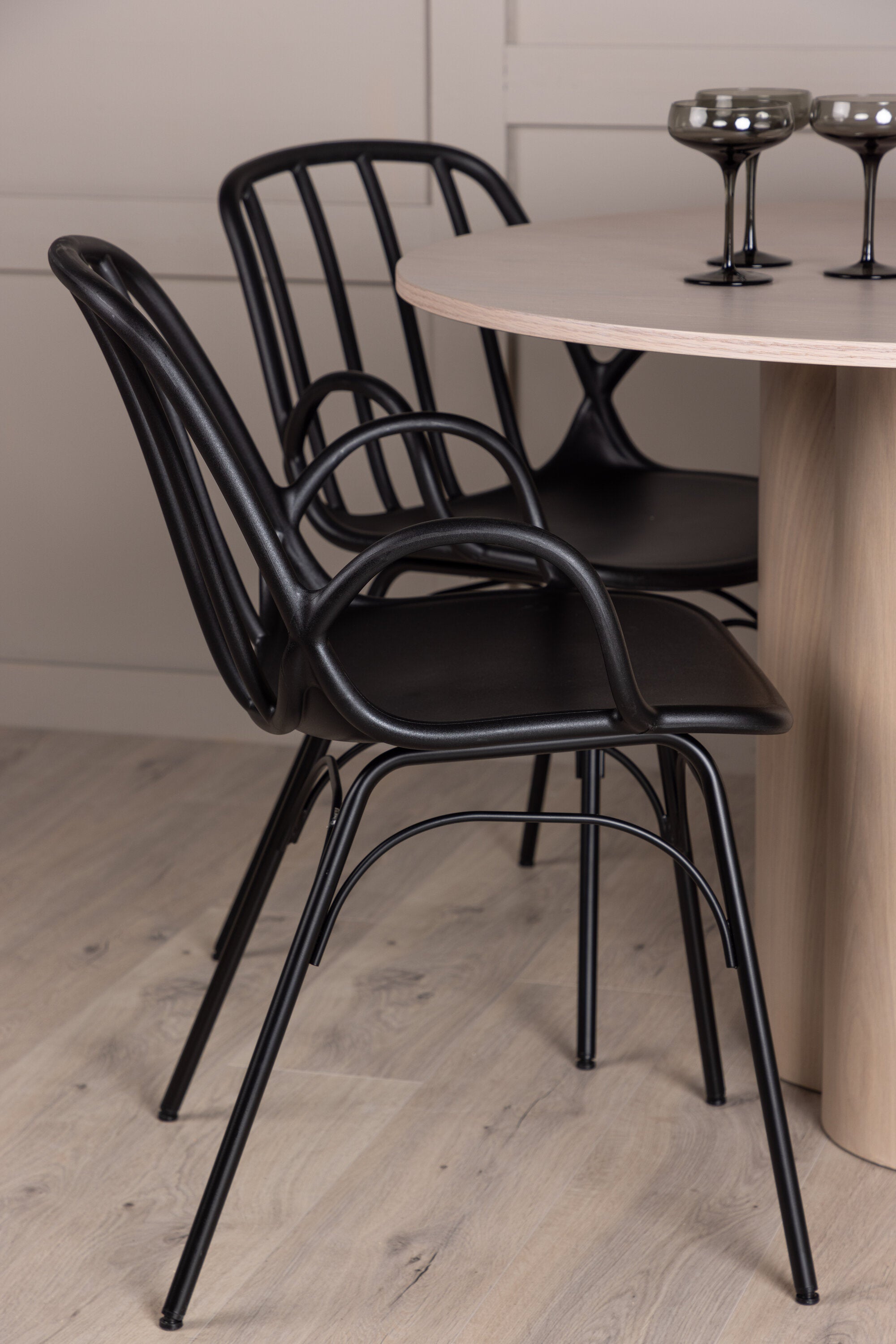 Olivia Esszimmerset + Dyrön ⌀110cm/4St. in Schwarz präsentiert im Onlineshop von KAQTU Design AG. Esszimmerset ist von Venture Home