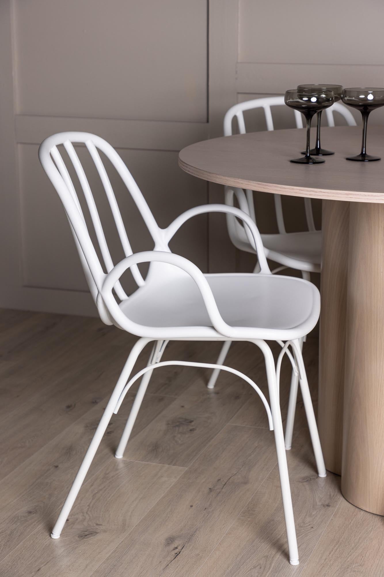 Entdecken Sie das Olivia Esszimmer Set + Dyrön: Eleganter Tisch und bequeme Stühle im skandinavischen Stil für einladende Esszimmeratmosphäre.